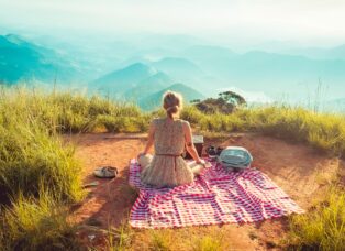 4 Fun Hairstyles You Can Wear on a Picnic Date