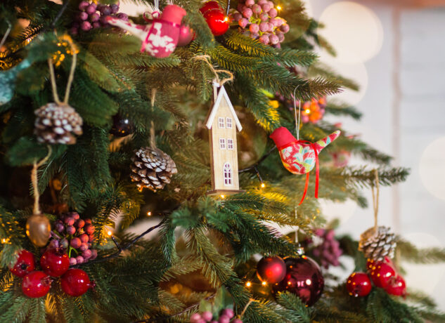 Easy and Creative DIY Hacks for a Stunning Christmas Tree