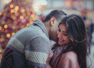 16 Cozy Couple Date Ideas for a Magical Holiday Season