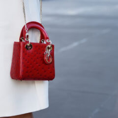 Why ‘Micro-Purses’ are Replacing Jumbo bags (And What to Actually Put in Them)?