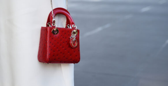 Why 'Micro-Purses' are Replacing Jumbo bags (And What to Actually Put in Them)?