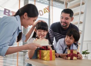 Should Siblings Get Birthday Gifts Here’s What Child Experts Really Think