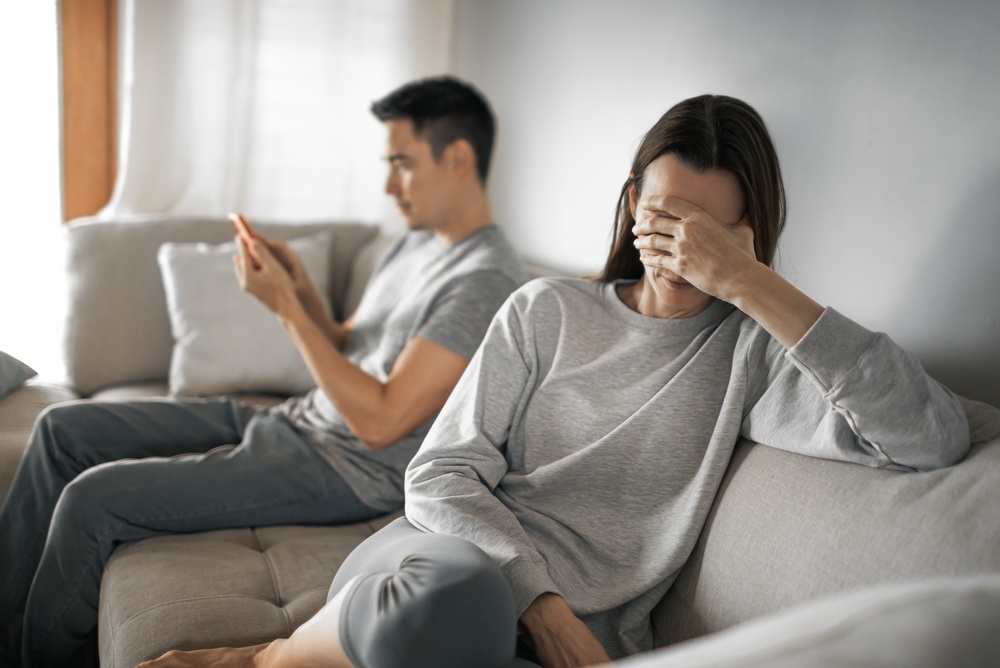 7 Signs You’re Dating Someone Emotionally Unavailable